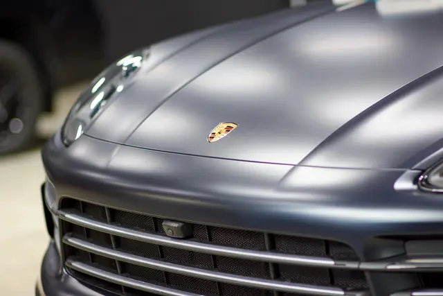 Der Porsche Cayenne wurde rundum zerkratzt. Zudem wurden die Reifen auf der Fahrerseite zerstochen. (Symbolbild) | Foto: smarterpix/akifewas.mail.ru