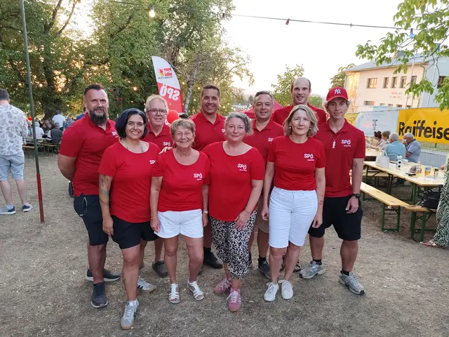 Das Team der SPÖ Hornstein mit Parteichef und Vizebürgermeister Rainer Schmitt (5.v.l.) freute sich über zahlreiche Gäste zum Jubiläums-Fest.