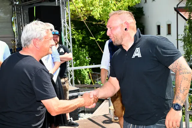 Wolfgang Hörtnagl würdigte seitens der Dorffest-Vereine die Verdienste von "Jubiläumsobmann" Matthias Leis.
