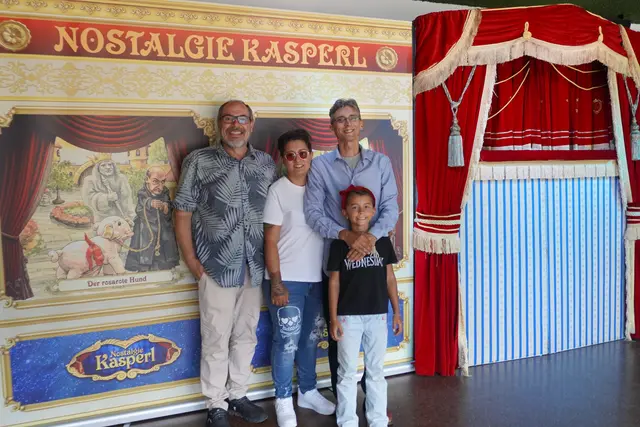 Seit mehr als 150 Jahren reist die Familie Schweizer mit ihrem Nostalgiekasperl durch Österreich und Deutschland. nun sind sie bei Georg Giner (l.) zu Besuch am Natterer See.  | Foto: AMG