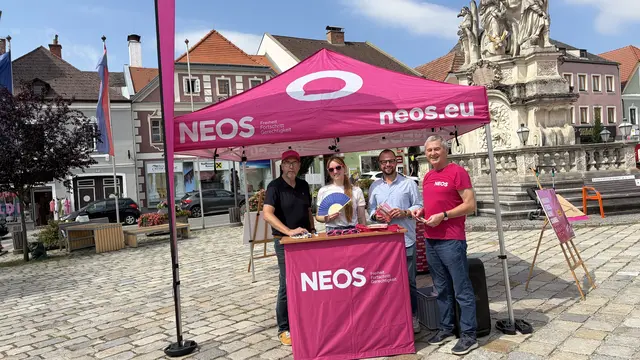 Christian Schierhuber, Carina Mayr, Landtagsabgeordneter Christoph Müller und NEOS-GR Walter Spitaler | Foto: NEOS NÖ