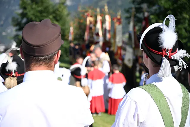 Das gelebte Vereinsleben wurde durch das Vermischen der Uniformen/Trachten sichtbar gemacht. | Foto: BFV Landeck / Nagele