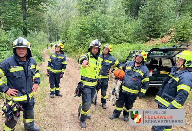 Die Feuerwehrkameraden rückten ins unwegsame Gelände aus.  | Foto: FF Schwarzenberg