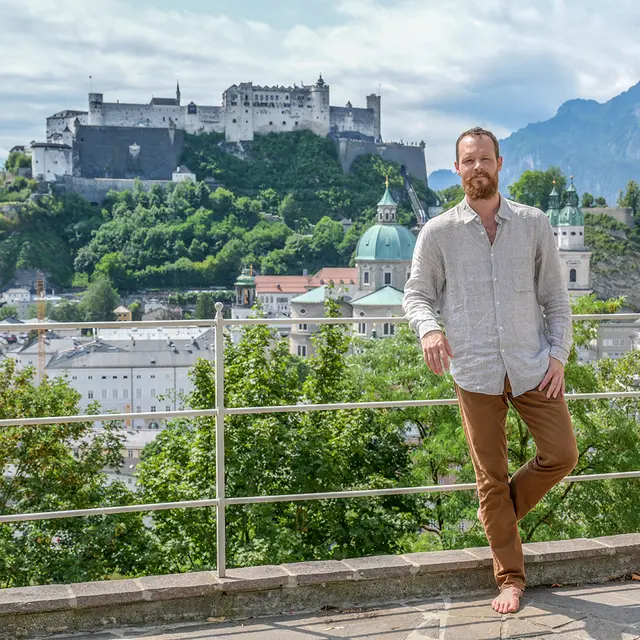 Franziskus-Darsteller bereitet sich im Kapuzinerkloster auf seine Rolle vor.  | Foto: Erzdiözese Salzburg (eds) / Hiva Naghshi