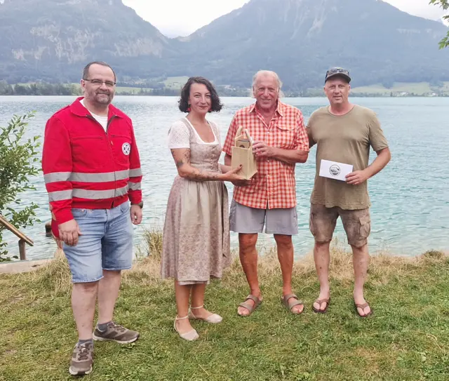 Andreas Schwaiger, Ortsstellenleiter der Österreichischen Wasserrettung Strobl und St. Wolfgang, Destinationsmanagerin Seda Röder, Lebensretter Bernd Matthieß und Campingplatz-Betreiber Johannes Peter. | Foto: Salzkammergut Tourismus Marketing GmbH