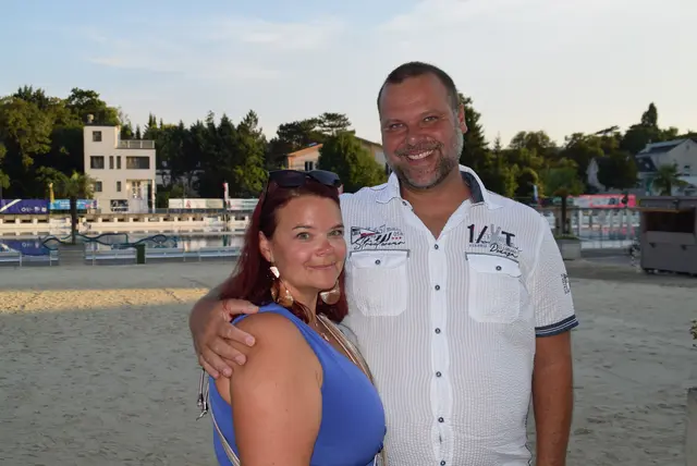 Iris und Gregor genossen den Sommerabend im Strandbad.  | Foto: Roland Weber