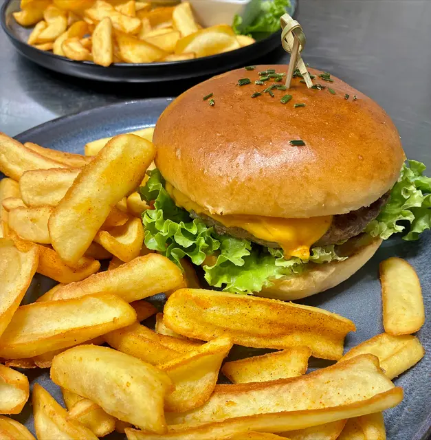 Die handgemachten Burger sind das Markenzeichen des Chili. Künftig soll es auch ein Mittagsmenü geben.  | Foto: Office Reinwald