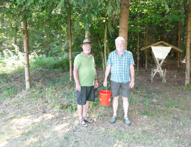 Friedrich Griessner (l.) und Anton Pölzl aus Lannach bemühen sich um die Versorgung der Wildtiere in dieser anhaltenden Trockenzeit. | Foto: Bezirksjagdamt Deutschlandsberg