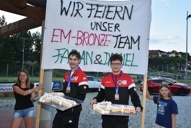 Der Schützenverein Pabneukirchen organisierte einen Empfang für die beiden Bronzemedaillen-Gewinner Fabian Steinkellner und Daniel Mayrhofer bei der Armbrust Europameisterschaft in Frankreich. Mit dabei der Musikverein Pabneukirchen.  | Foto: Zinterhof