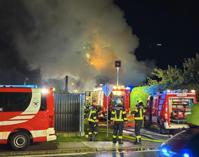 Am vergangenen Wochenende waren mehrere Feuerwehren bei zwei Dachbränden in Bleiburg und Klagenfurt im Einsatz. | Foto: Stadtfeuerwehr Bleiburg