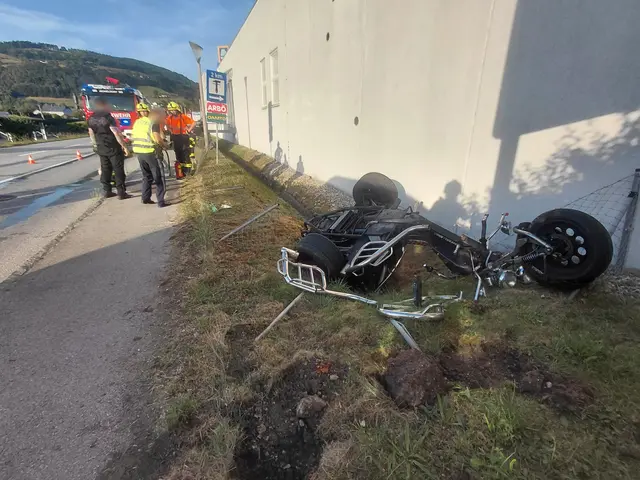 Zwei Personen wurden bei dem Unfall in Micheldorf unbestimmten Grades verletzt. | Foto: Team Fotokerschi / Feuerwehr Micheldorf in Oberösterreich