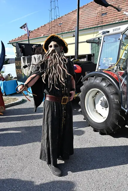 Captain Davy Jones durfte nicht fehlen.  | Foto: FC Hill Jois