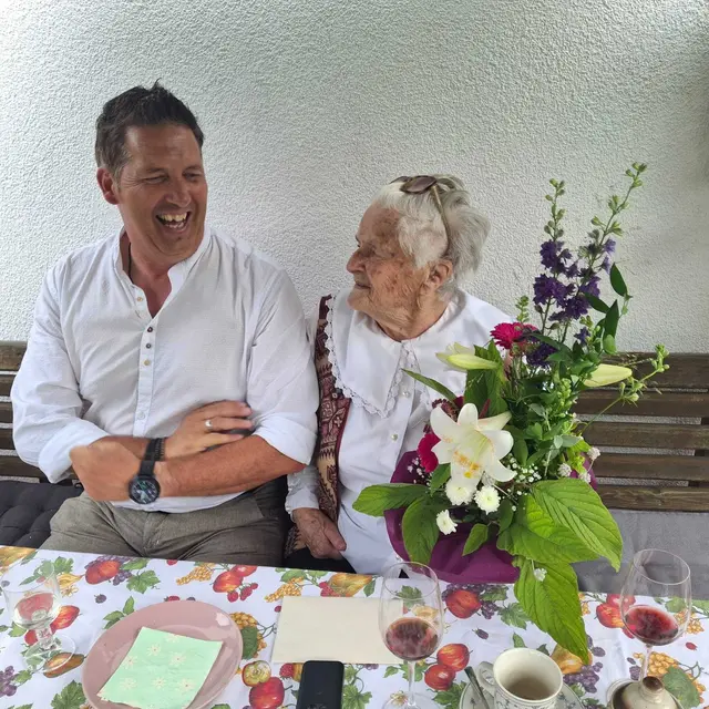 Bürgermeister Mario Nocker und die Jubilarim hatten sichtlich Spaß