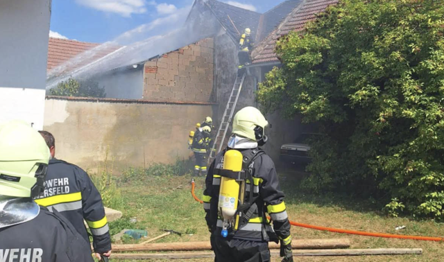 In einem Stadel, der Teil eines Vierkanthofs ist, war ein Feuer ausgebrochen. | Foto: FF Weitersfeld