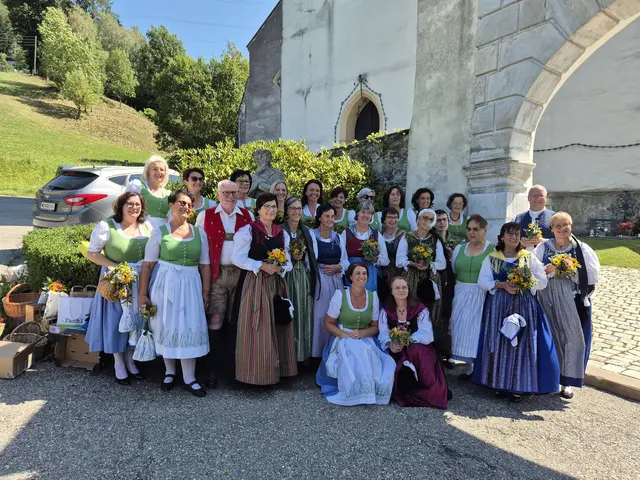 Die Trachtengruppe Bad St. Leonhard mit Obfrau Maria Brunner (3. von links) freuten sich mit Dechant Martin Edlinger und Bildungswerk Bezirksobmann Karl Schwabe über das große Interesse an den hausgemachten Produkten.  | Foto: Privat