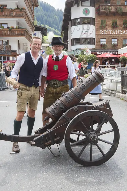 Bgm Alois Hasenauer und Reinhold Riedlsperger (Glemmer Schützen) | Foto: Daniel Roos