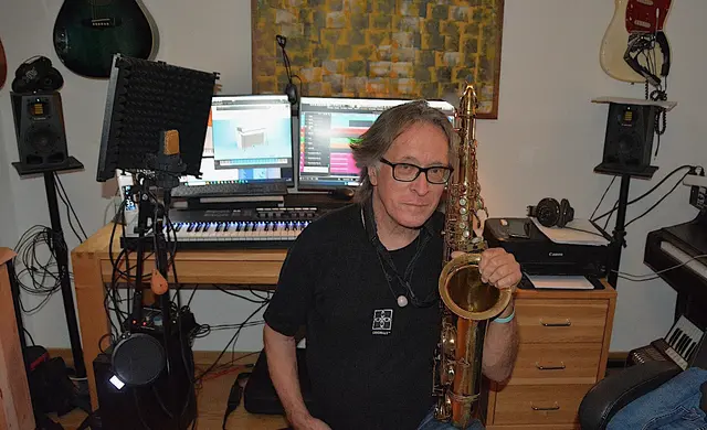 Der Gailtaler Komponist Hubert Waldner bei der Arbeit an seiner Musik. | Foto: Privat