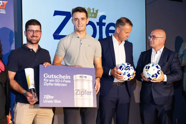 Manuel Traxinger bekam im Casino Linz den Fairplay-Preis überreicht.  | Foto: Richard Haidinger