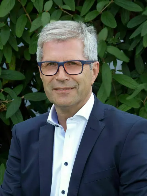 LBL-Gemeindevorstand Manfred Kölly fordert ein großes Auffangbecken, um geklärtes Wasser künftig für Landwirtschaft, Jagd und die Bevölkerung nutzbar zu machen. | Foto: Herdegen
