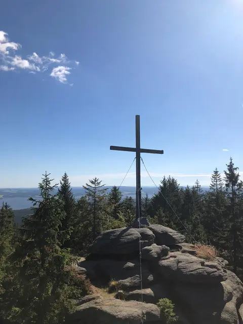 Der Bärenstein in Ulrichsberg bietet einen guten Blick auf den Sternenhimmel.  | Foto: Foto: Nöckler