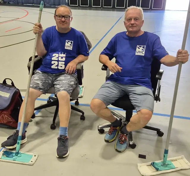 2 Wischer: Ronny Radous erhielt Unterstützung von Handballfan Erich Wiehart.  | Foto: UHC Hollabrunn