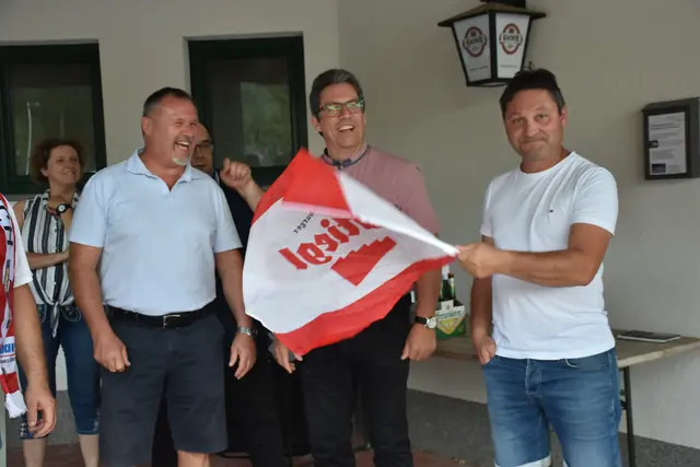 Der Schützenverein Pabneukirchen organisierte einen Empfang für die beiden Bronzemedaillen-Gewinner Fabian Steinkellner und Daniel Mayrhofer bei der Armbrust Europameisterschaft in Frankreich. Mit dabei der Musikverein Pabneukirchen.  | Foto: Zinterhof