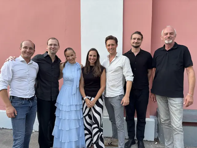 Erinnerungsfoto mit Kulturstadtrat Albrecht Oppitz, Bürgermeisterin Jasmin Klemmer-Schlögl und "Bühnen"-Inhaber Karl Takats. | Foto: Lauren Fahrenberger / MeinBezirk