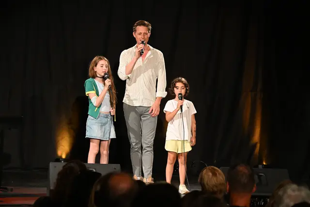 Ein Highlight des Abends: Lukas Perman singt gemeinsam mit seinen Töchtern "Edelweiss" aus dem weltbekannten Musical "Sound of Music". | Foto: Stadtgemeinde Purkersdorf