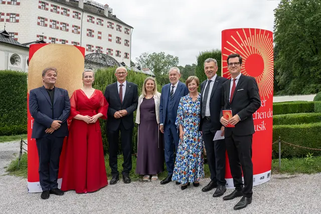 Musikalischer Leiter Ottavio Dantone, Künstlerische Direktorin Eva-Maria Sens, Landeshauptmann Anton Mattle und Frau Daniela Mattle, Bundespräsident Alexander Van der Bellen mit Ehefrau Doris Schmidauer, Erster Vizebürgermeister der Stadt Innsbruck Georg Willi und der Kaufmännische Direktor Markus Lutz (v.l.n.r.) | Foto: © Birigt Pichler