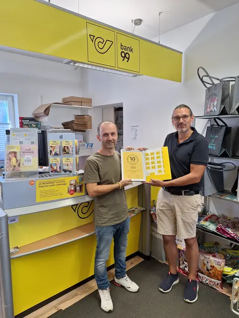 Robert Marko, Postpartner-Betreiber, mit Andreas Weber, Postpartner-Betreuer der Österreichischen Post (v.l.)