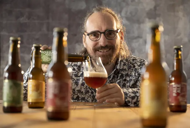 Lava Bräu produziert Bio Bier und einen exklusiven Single Malt Whisky. Die Leidenschaft der „Lava-Boys“ wird bei Führungen mit Roman Schmidt spürbar. | Foto: Bernhard Bergmann