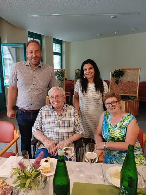 Patrick Layr (Bürgermeister); Walter Prager (Jubilar); Helga Bachofner (Schwester); Mona Riegler (Pflegedirektorin) (v.l.). | Foto: PBZ Weiter