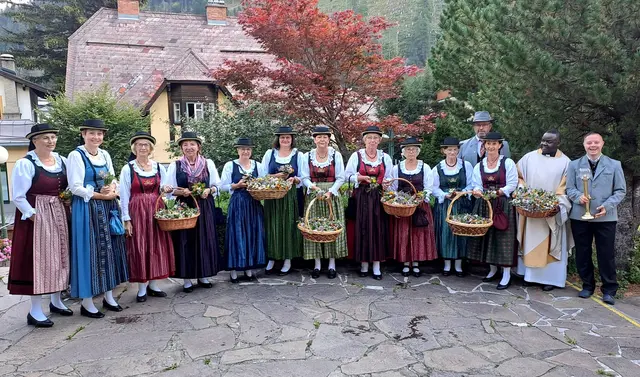 Die kunstvoll gestalteten Sträuße der Mallnitzer Trachtengruppe wurden im Rahmen des feierlichen Gottesdienstes gesegnet. | Foto: Pfarre Mallnitz