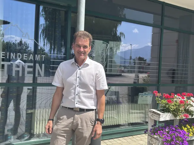 Bürgermeister Matthias Herbst informiert über die neuesten Entwicklungen bei der Glasenbachklamm in Elsbethen. | Foto: Emanuel Hasenauer