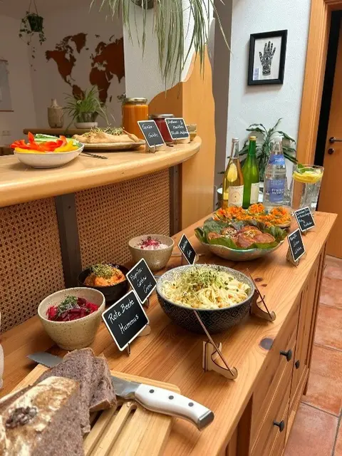 Jeden zweiten Samstag gibt es einen vegan-vegetarischen Bio-Brunch. | Foto: Dorfsalon