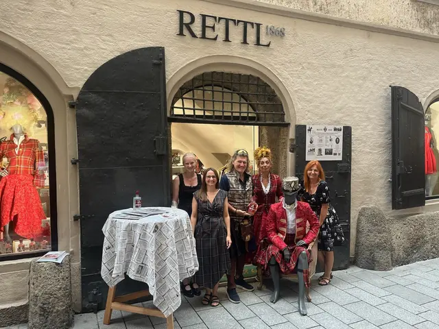 Hannah Unterguggenberger, Thomas Rettl (Mitte), Julia Drack und Nathaly Rettl (rechts) vor dem Rettl 1868 Store in der Judengasse in Salzburg. | Foto: Rettl 1868