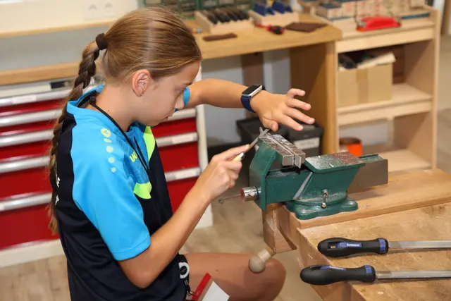 Junges Mädchen in der Werkstatt