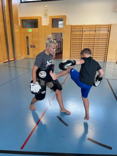 Zeigt ein Kind im Training Aggressionen, lenkt Fiedler diese Energie sofort um: Das Kind darf die Wut gezielt am Boxsack auslassen oder kontrolliert auf die Schlagpolster (Pratzen) an ihren Händen schlagen. | Foto: Christin Fiedler
