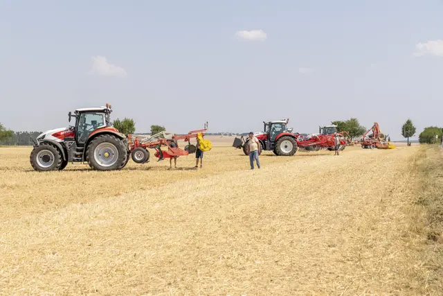 Bei hochsommerlichen Temperaturen wurden verschiedene Maschinen zur flachen Bodenbearbeitung im praktischen Einsatz präsentiert. | Foto: Lagerhaus-Genossenschaft Gmünd-Vitis
