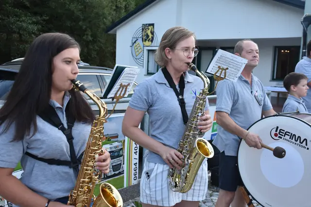 Der Schützenverein Pabneukirchen organisierte einen Empfang für die beiden Bronzemedaillen-Gewinner Fabian Steinkellner und Daniel Mayrhofer bei der Armbrust Europameisterschaft in Frankreich. Mit dabei der Musikverein Pabneukirchen.  | Foto: Zinterhof