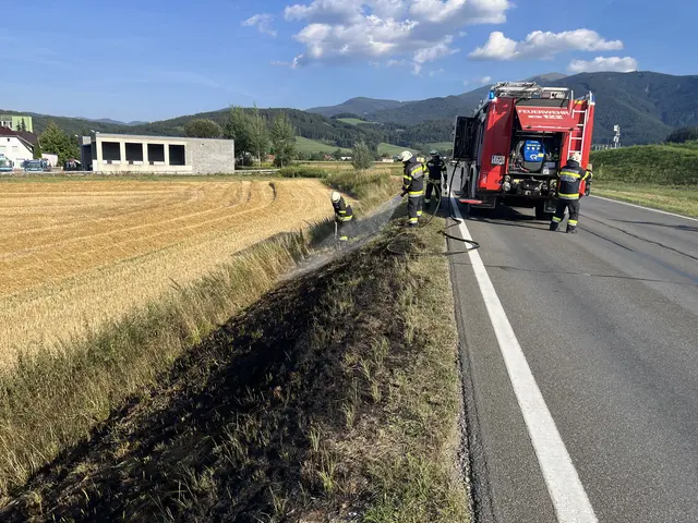 Die Feuerwehr Weißkirchen bei der Arbeit.
