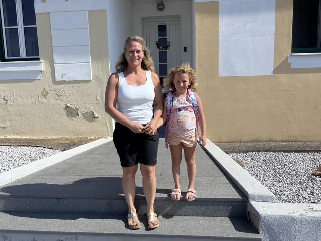 Gemeinsam üben: Sabine Altenburger und ihre Tochter Sophia gehen den Schulweg bereits vor dem Schulstart gemeinsam ab. | Foto: Alexandra Goll