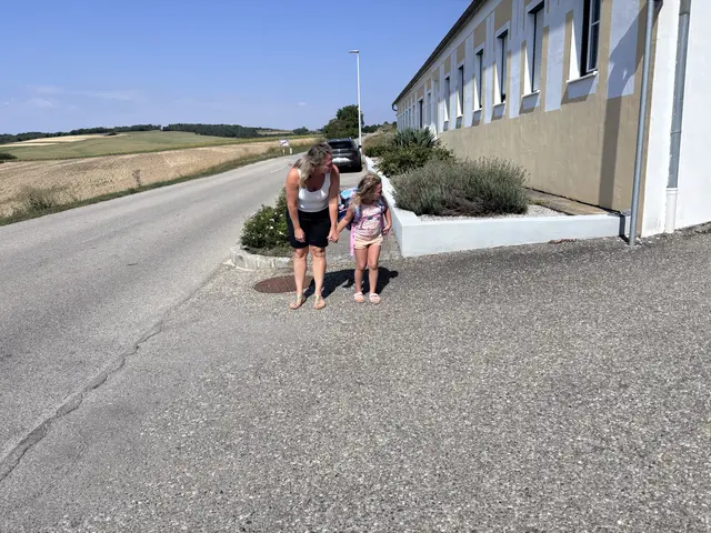 Links, rechts, links: Vor dem Überqueren der Straße wird genau geschaut, ob ein Fahrzeug kommt. | Foto: Alexandra Goll
