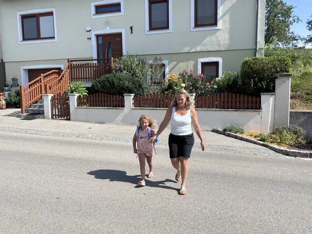 Nicht laufen: Die Straße wird zügig, aber aufmerksam und ohne zu laufen überquert. | Foto: Alexandra Goll
