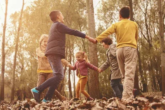 Vereine und Gruppen in der Gemeinde können die Kinder und Jugendliche oft auch auffangen.  | Foto: Unsplash/Getty Images