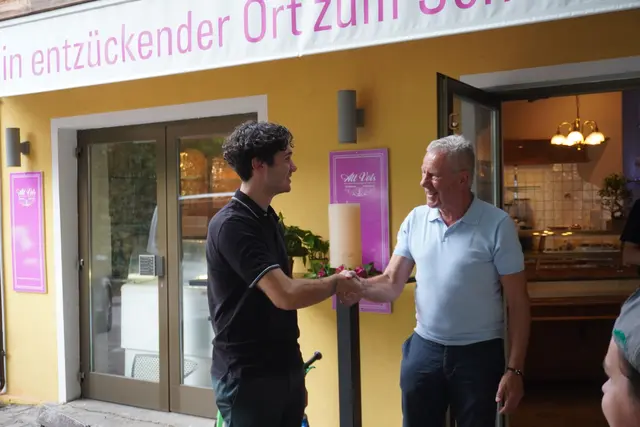 Bürgermeister Peter Lobenwein gratulierte zum Neustart des beliebten Treffpunkts im Ortszentrum. | Foto: AMG/Wieser