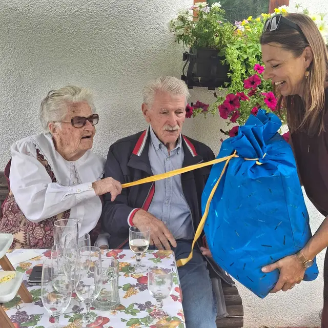 Zum Hunderter wurden zahlreiche Geschenke geöffnet, Maria Staud hier mit Bruder Hans und Enkelin Maria 