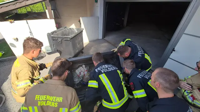 Die Feuerwehr Volders konnte die Schlange sicher aus dem Müllcontainer bergen. | Foto: ZOOM.TIROL