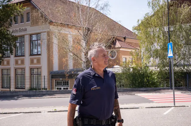 Günter Jammerbund ist punkto Verkehrserziehung ein Ass. Leider überraschen ihn Verkehrsteilnehmer bei der Schulwegsicherung immer wieder negativ. | Foto: Santrucek