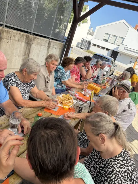 Gemütliches Beisammensitzen gab es in Stoob. | Foto: Nachbarschaftshilfe Plus